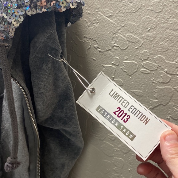 Sold out Rare Limited Edition Victoria Secret Fashion show 2013 brand new - Picture 14 of 14